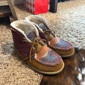 Women’s fur booties